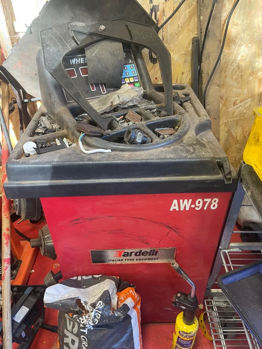 Tyre machine and wheel balancer - Image 2