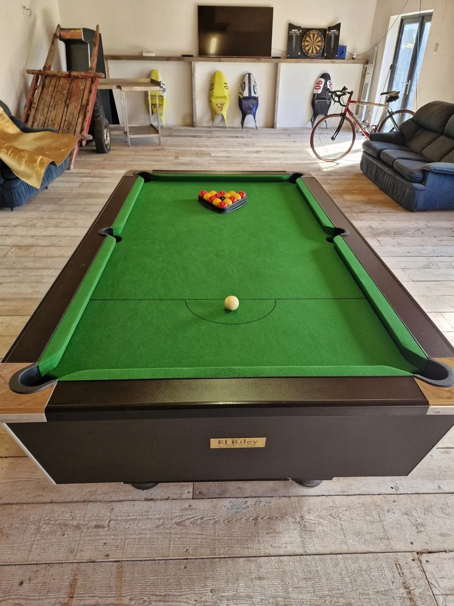 Pool table - Image 1