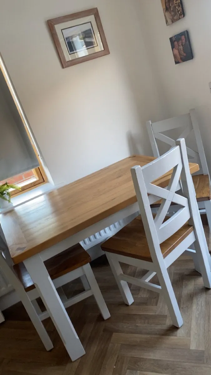 Table and chairs - Image 1