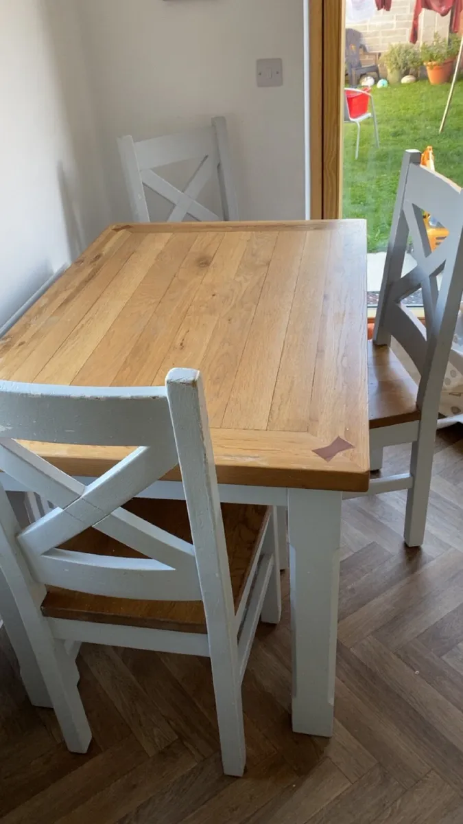 Table and chairs - Image 2