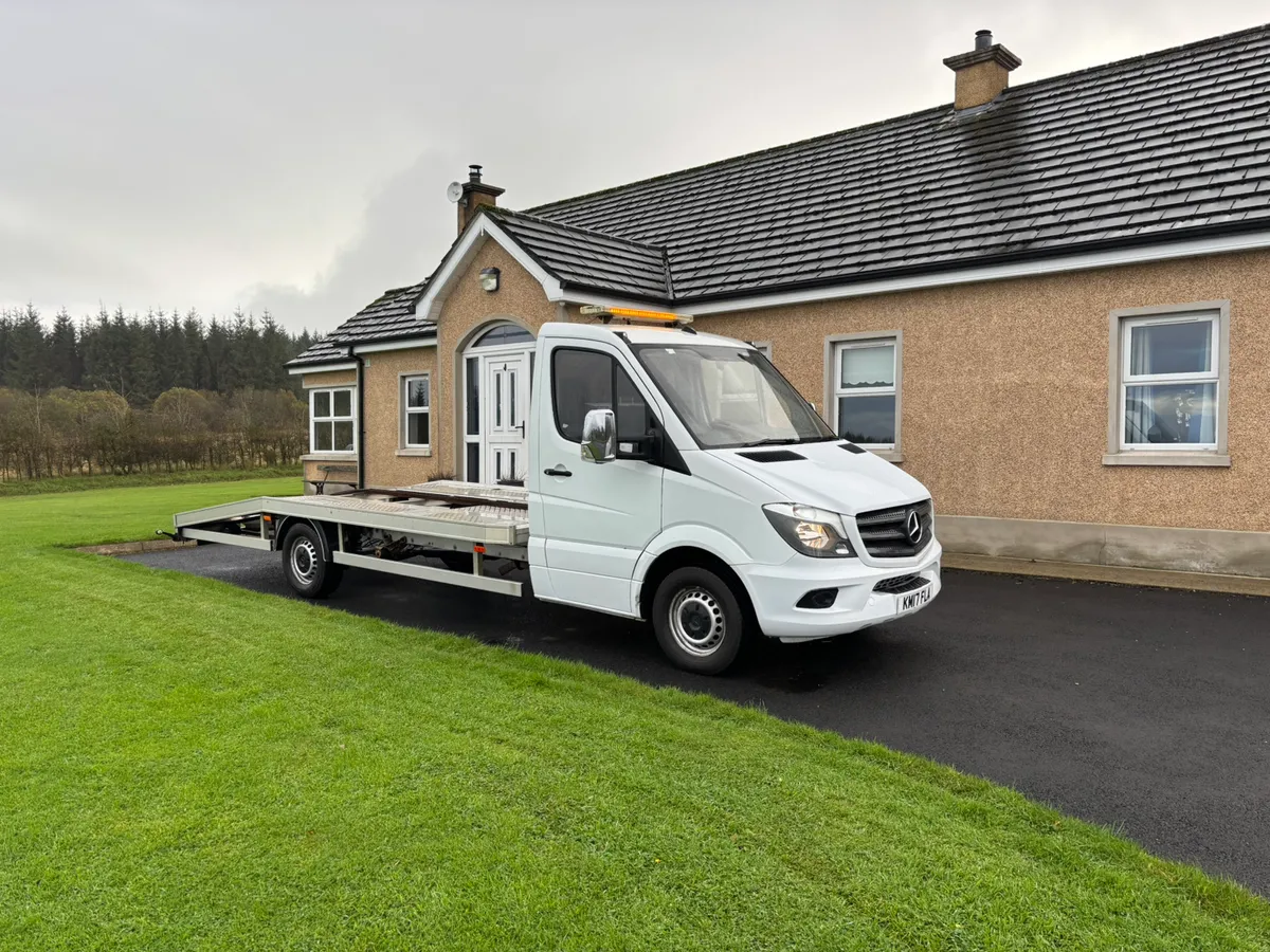 2017 Mercedes Recovery truck low miles. - Image 1
