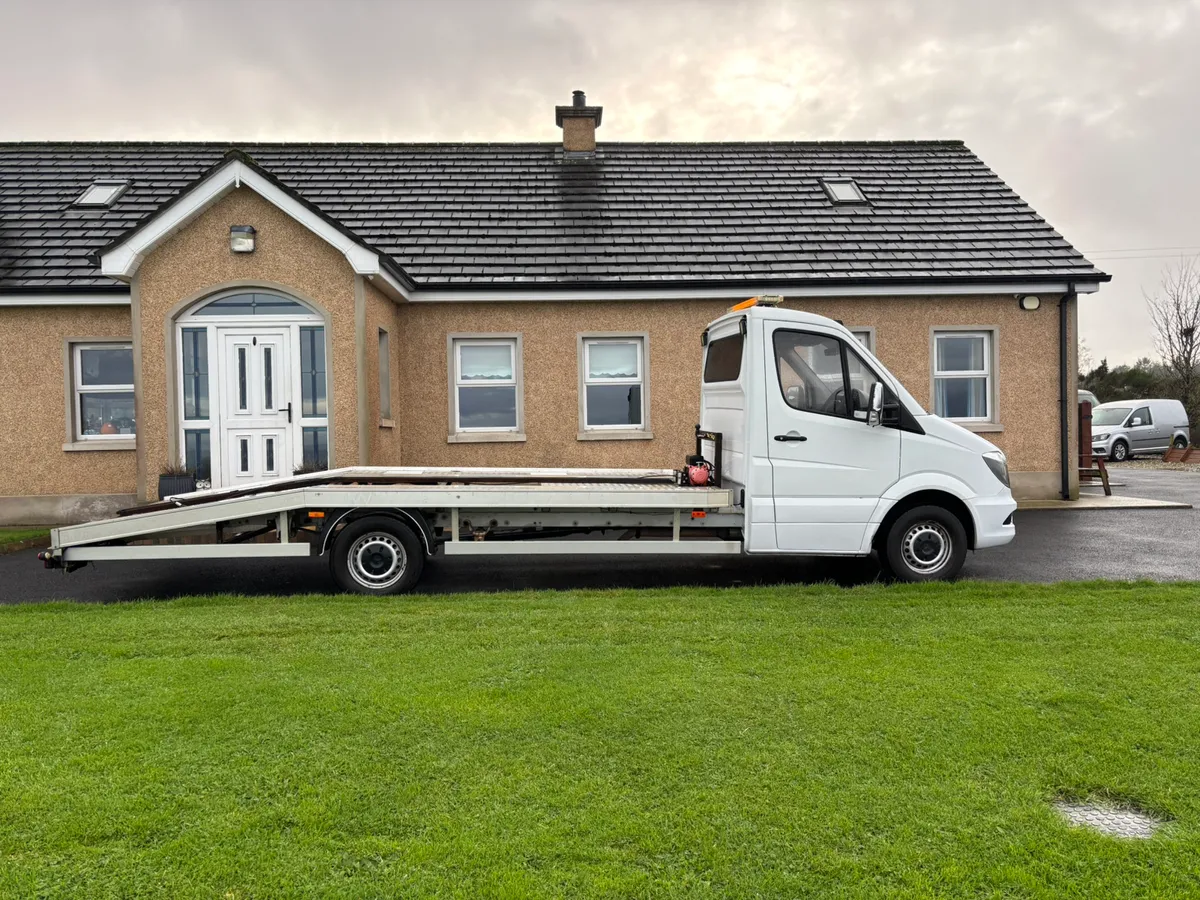 2017 Mercedes Recovery truck low miles. - Image 2