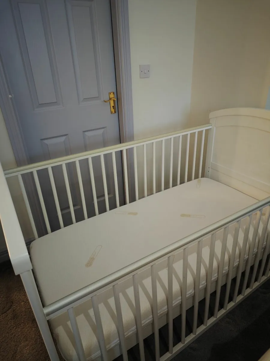 baby cot - Image 1