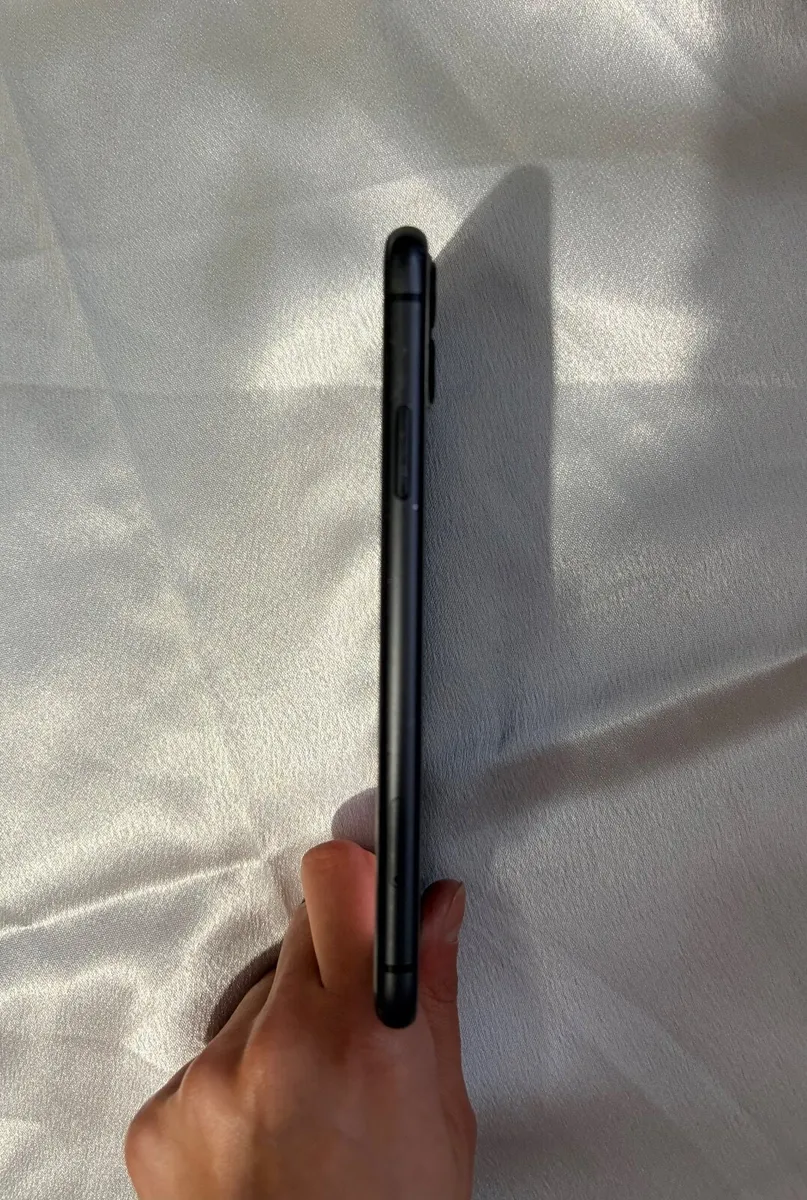 iPhone 11 - Image 4