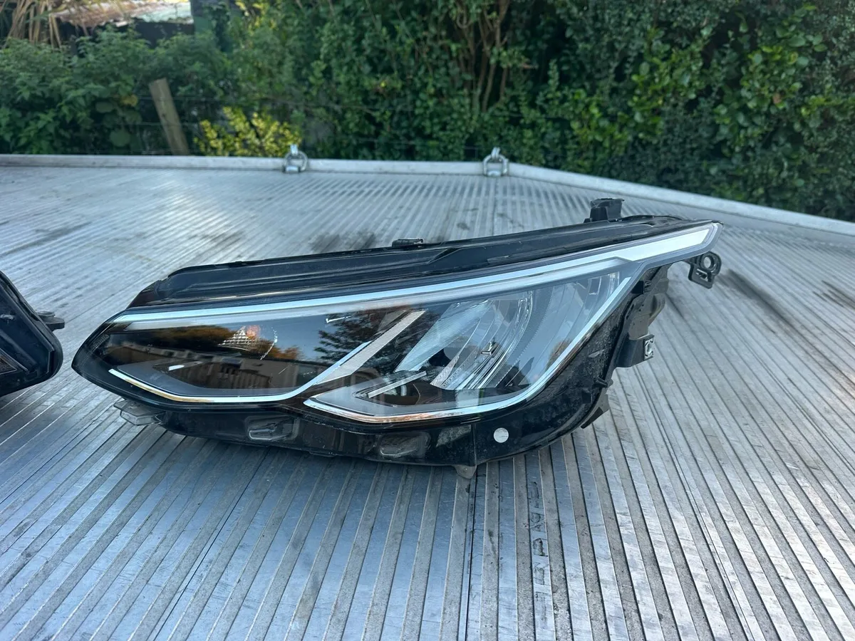 20 To  24 Volkswagen Golf mark 8 Head lights - Image 2