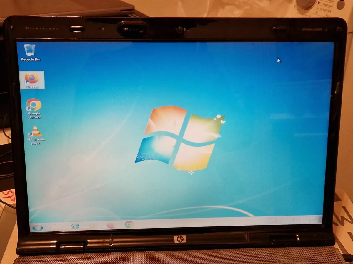 HP Pavilion DV9000 Laptop, Windows 7 Ultimate - Image 3