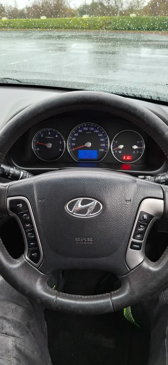 Hyundai Santa Fe 2011 - Image 3