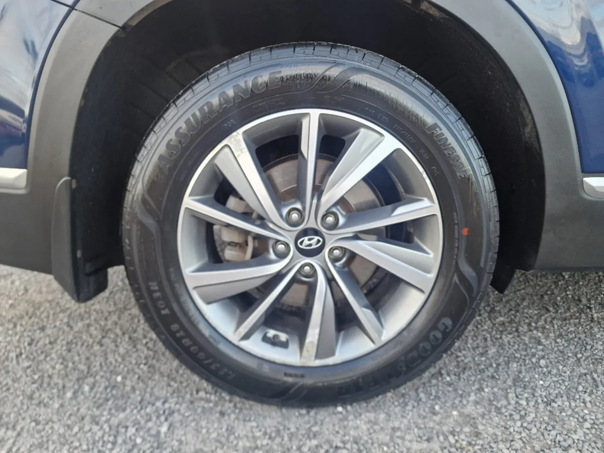 Hyundai Santa Fe 2WD Executive Plus 7 SEATS 5DR - Image 4