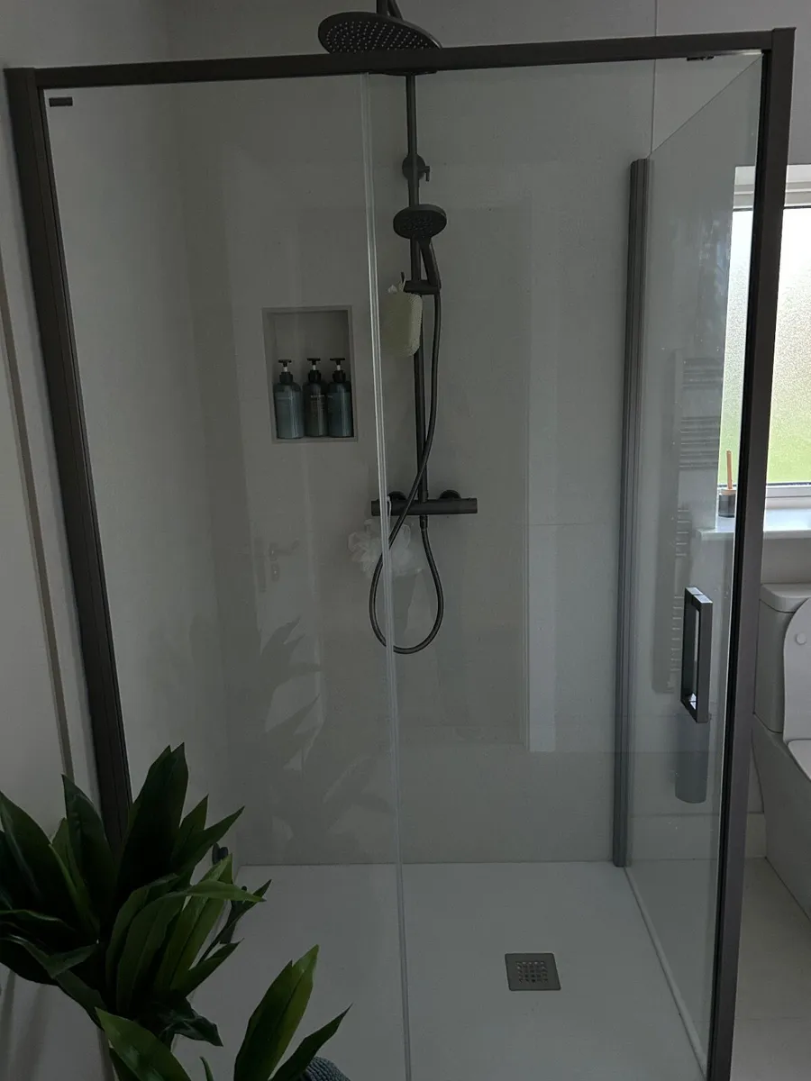 Shower screen and sliding door - Image 1