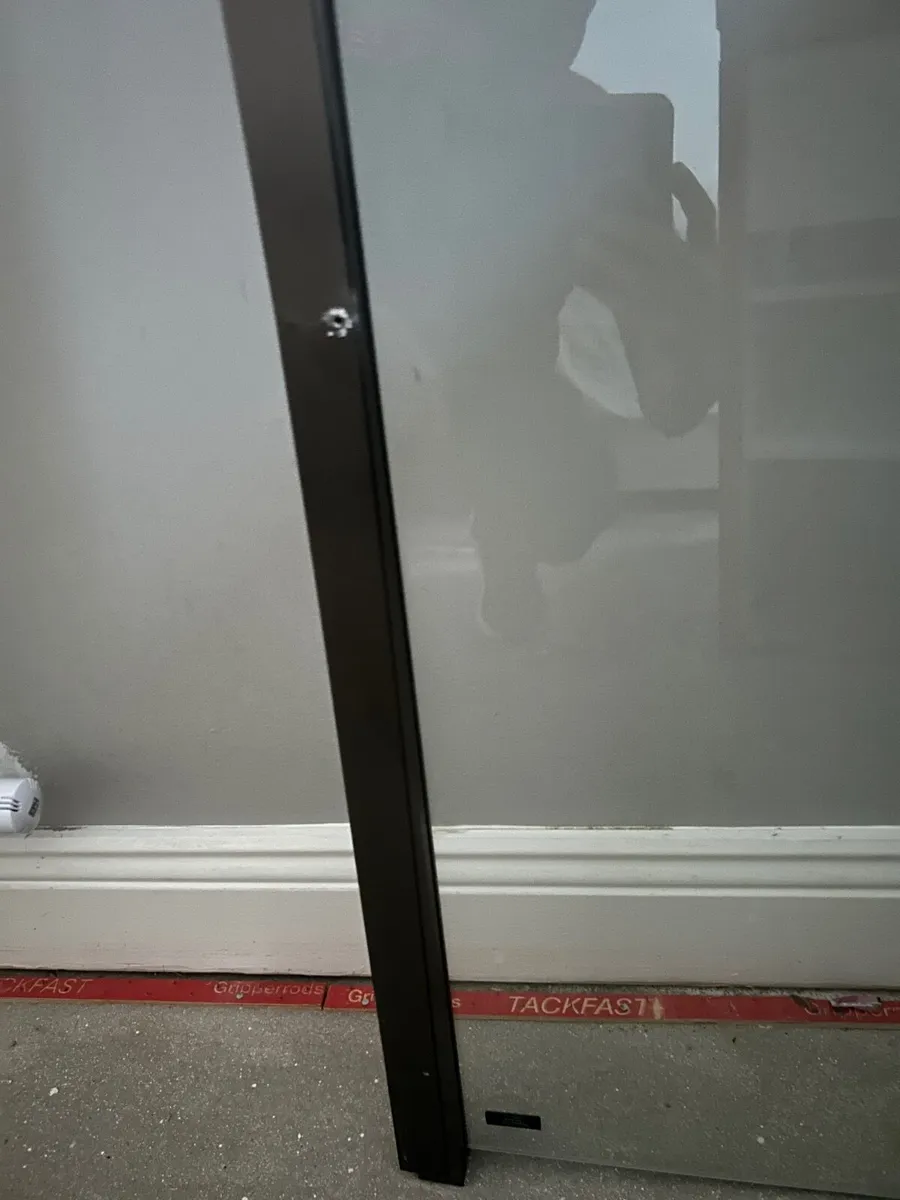 Shower screen and sliding door - Image 3