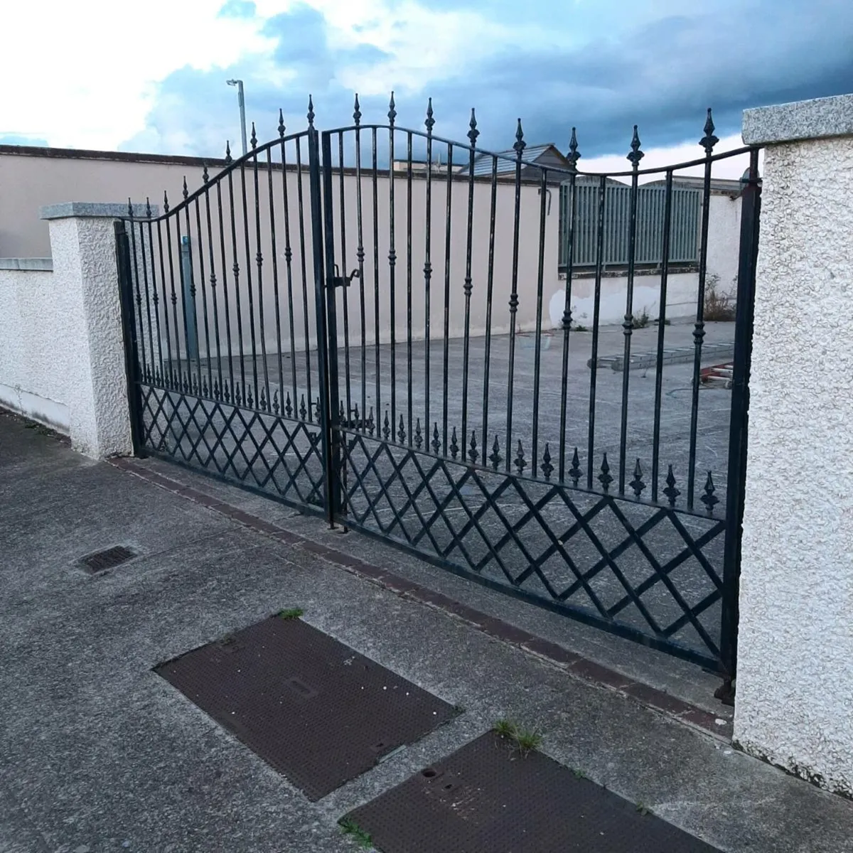 gates 2 set of yard gate .and front gates - Image 2