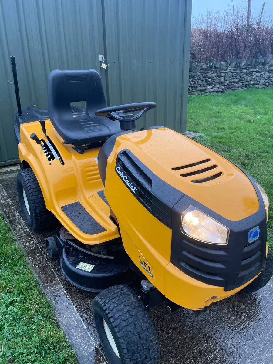 Club cadet ride mower - Image 3