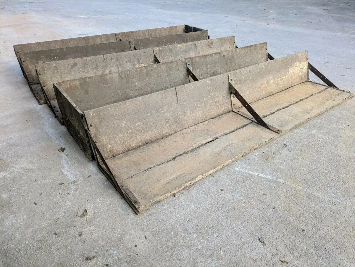 Feeding trough - Image 1