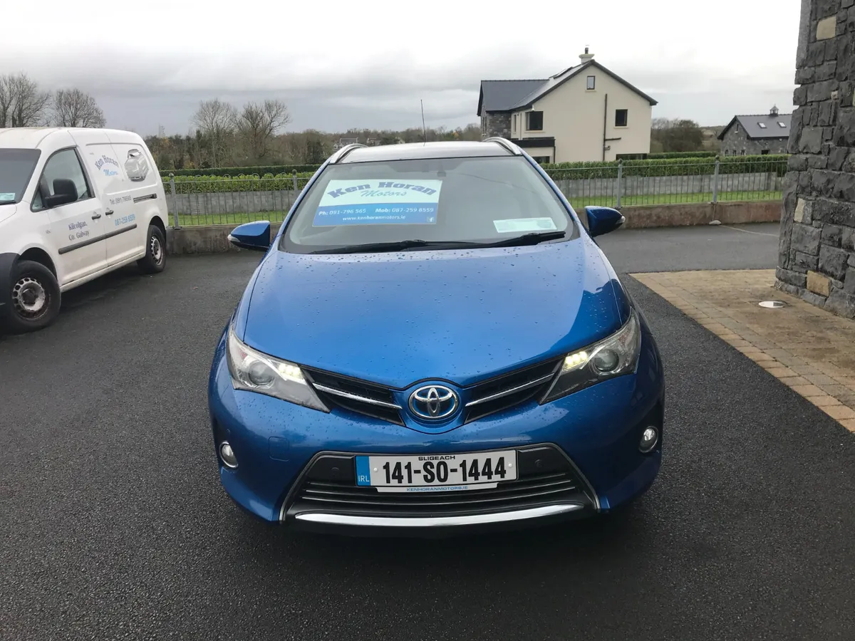 Toyota Auris Automatic Petrol/Hybrid 2014 - Image 2