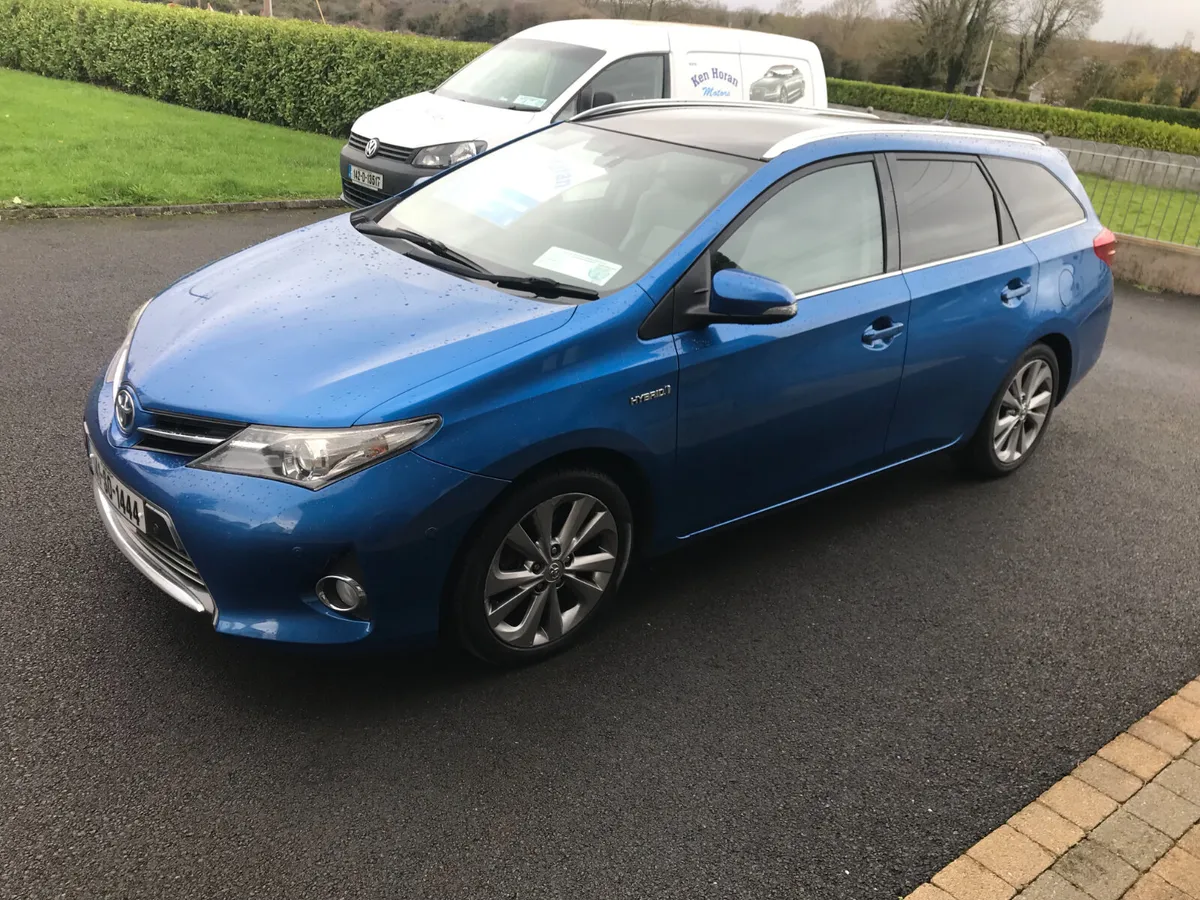 Toyota Auris Automatic Petrol/Hybrid 2014 - Image 3