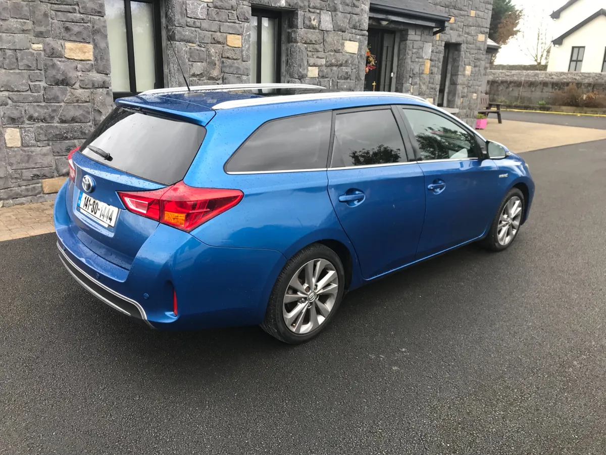 Toyota Auris Automatic Petrol/Hybrid 2014 - Image 4