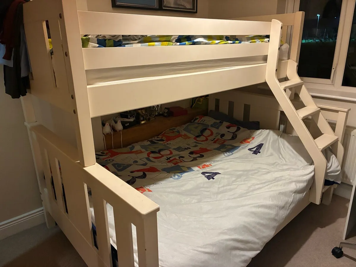 Triple bunk bed