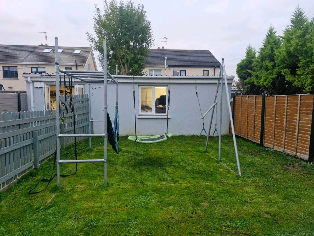 Kids climbing frame - Image 1