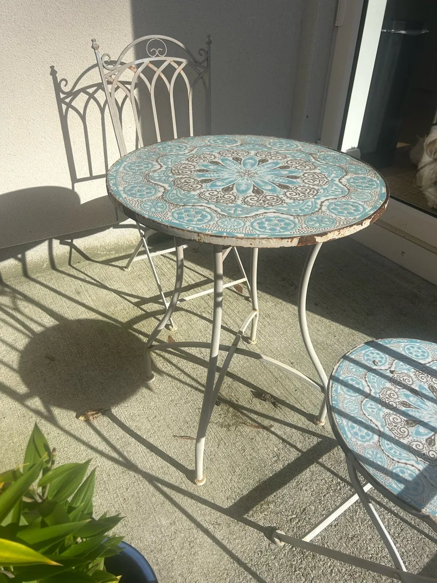 Free patio table and chairs - Image 1
