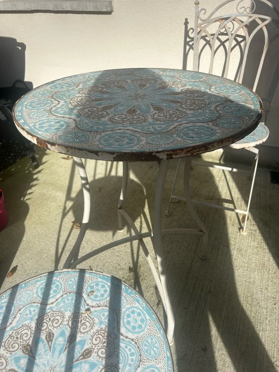 Free patio table and chairs - Image 2