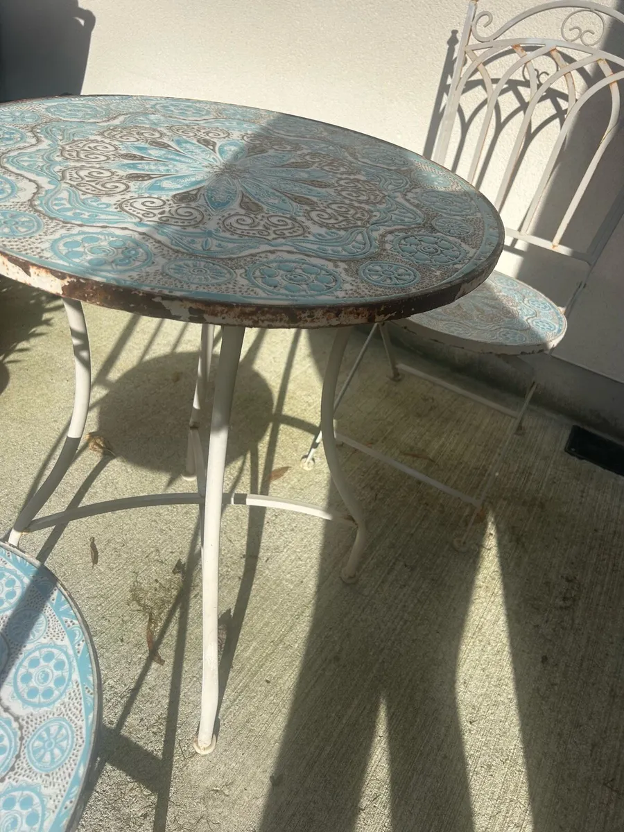 Free patio table and chairs - Image 3