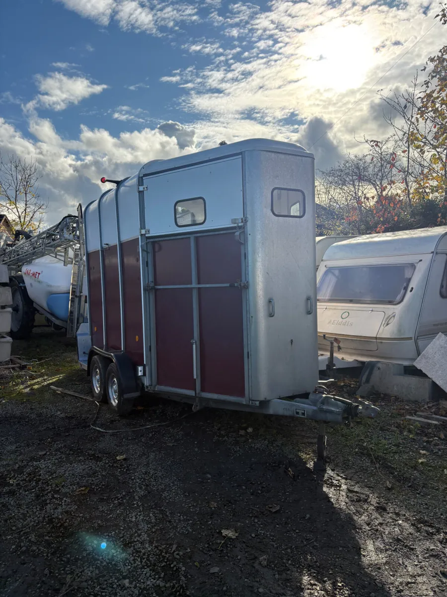 Ifor Williams 510 horse box red