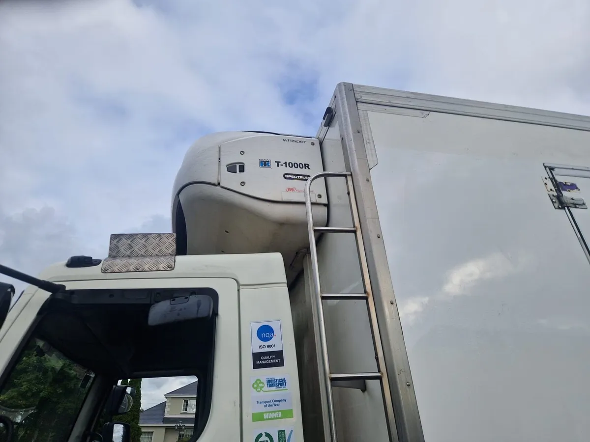 131 Daf LF fridge freezer - Image 3