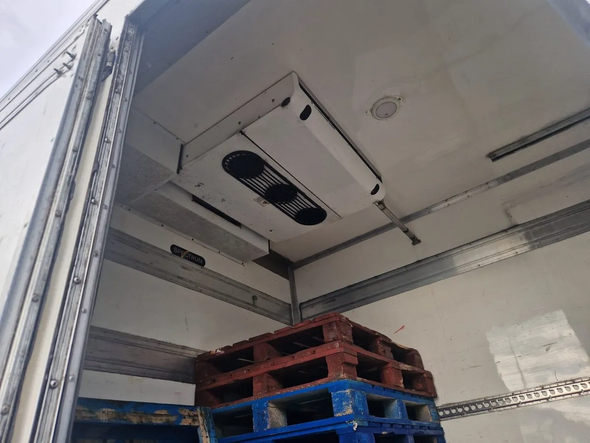 131 Daf LF fridge freezer - Image 4