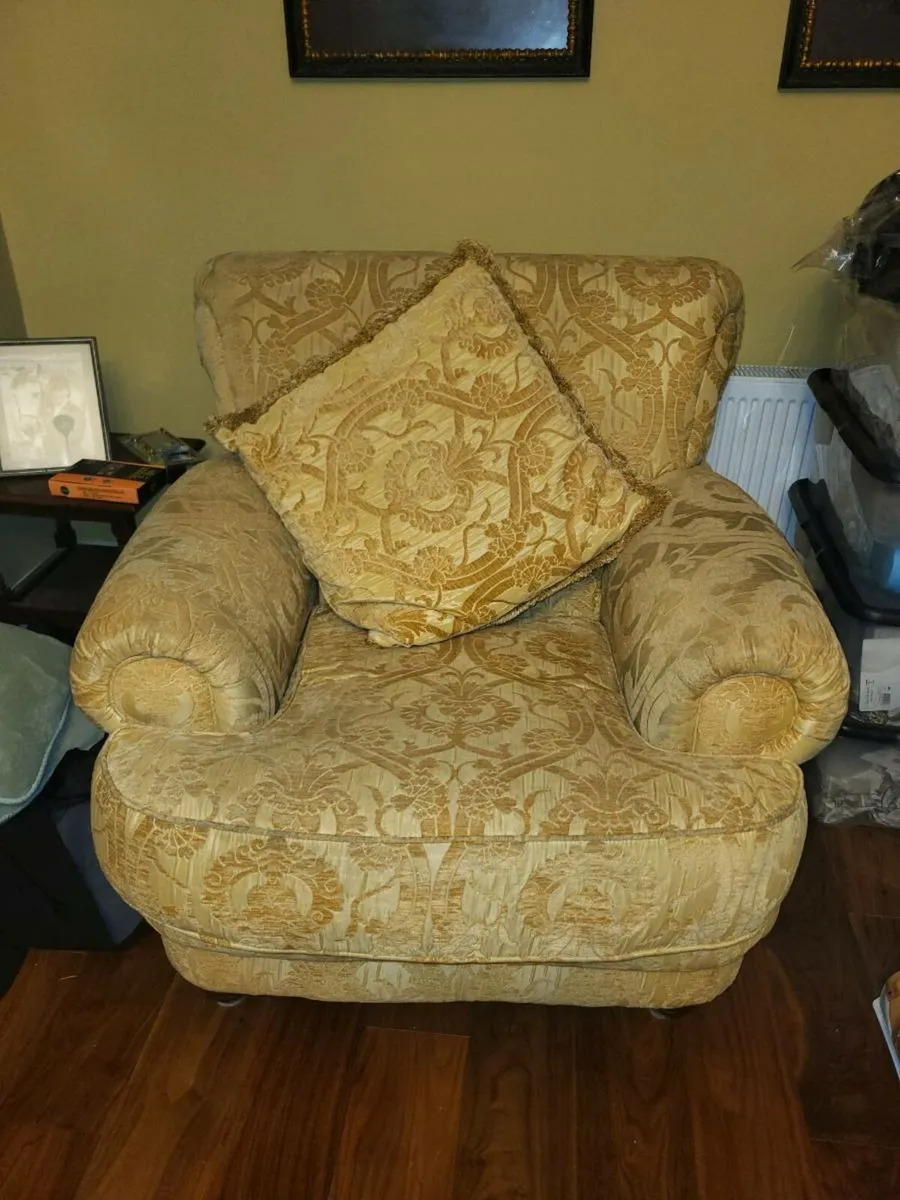 Elegant Suite of Furniture - Image 3