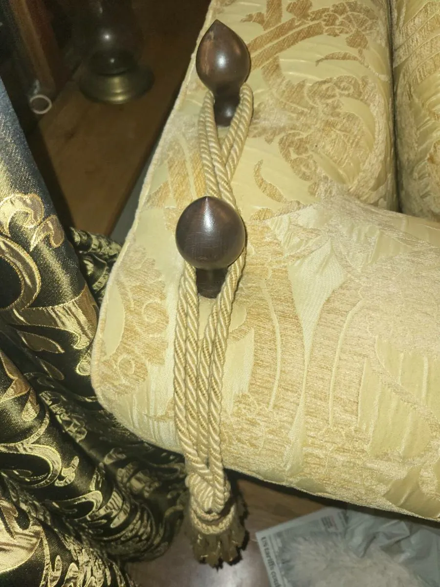 Elegant Suite of Furniture - Image 4