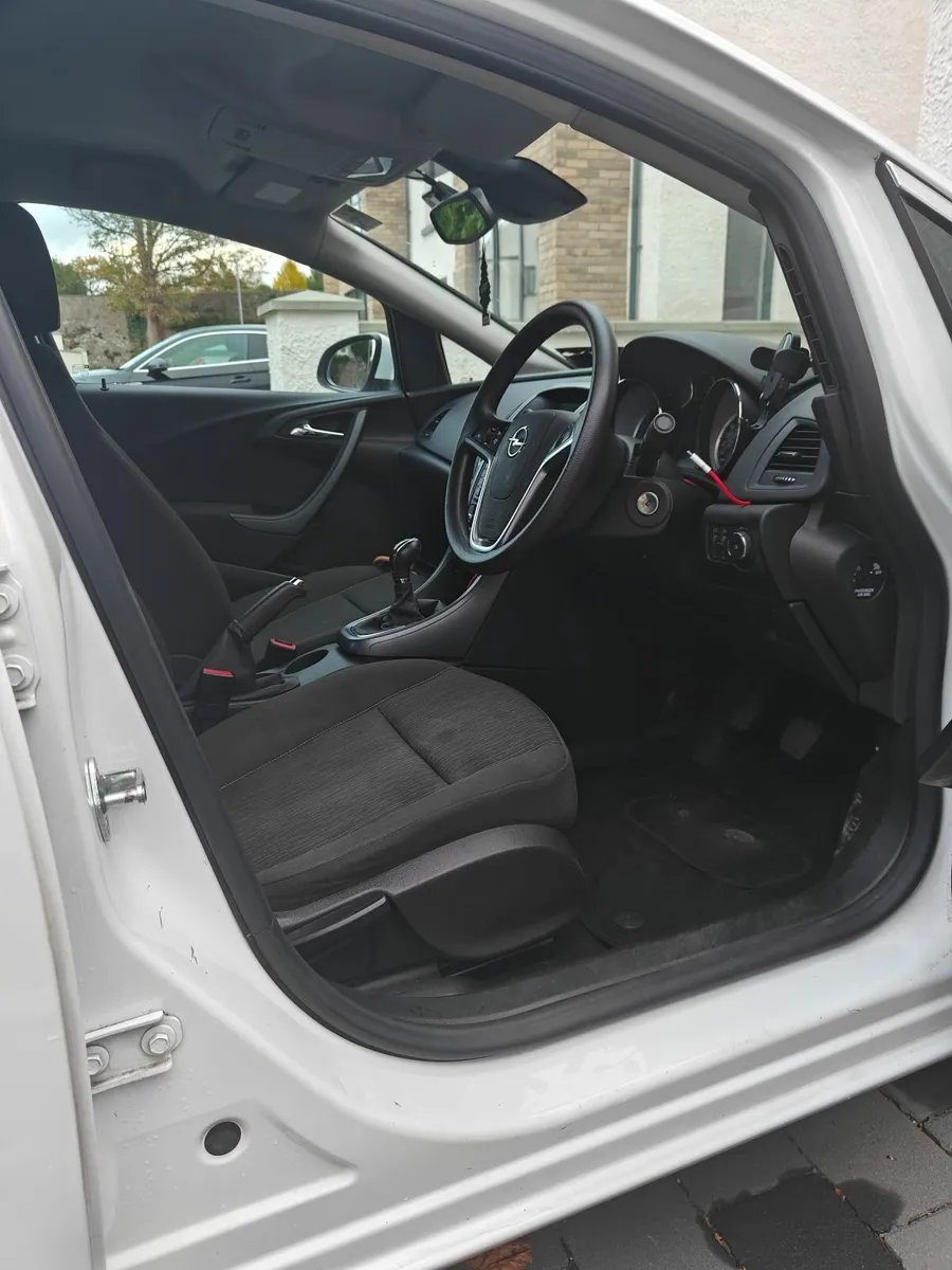 Opel Astra Saloon 2018 1.6 diesel - Image 2