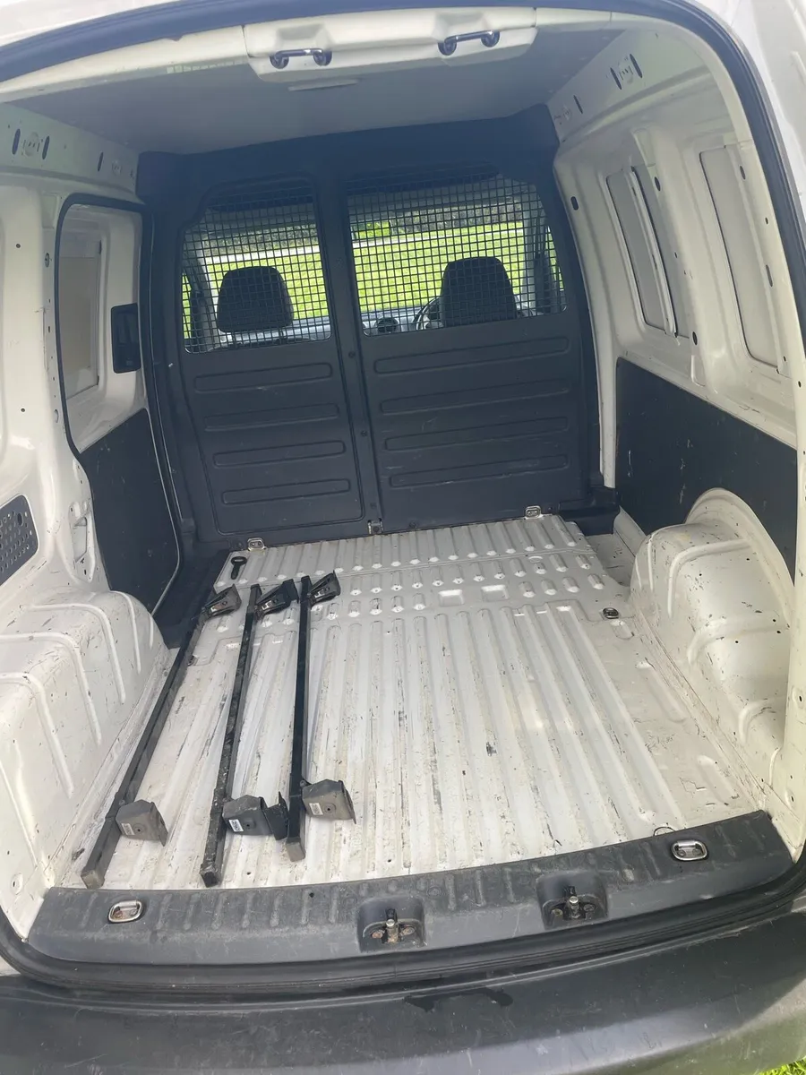 2014 caddy van - Image 3