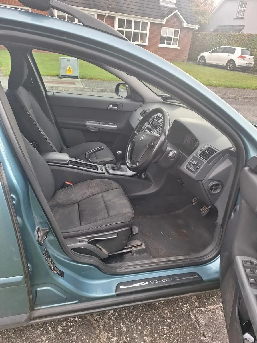 Volvo V50 2010 - Image 2