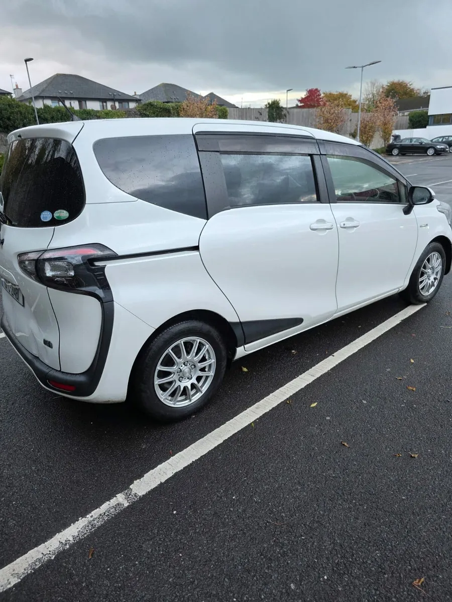 Toyota Sienta 7 seats hybrid Mint condition - Image 3
