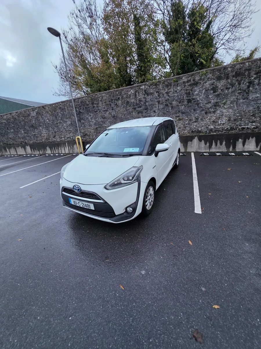 Toyota Sienta 7 seats hybrid Mint condition - Image 4