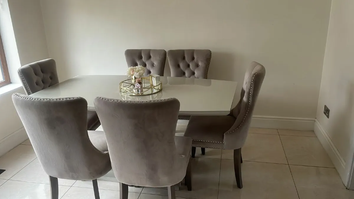 Table &chairs - Image 1