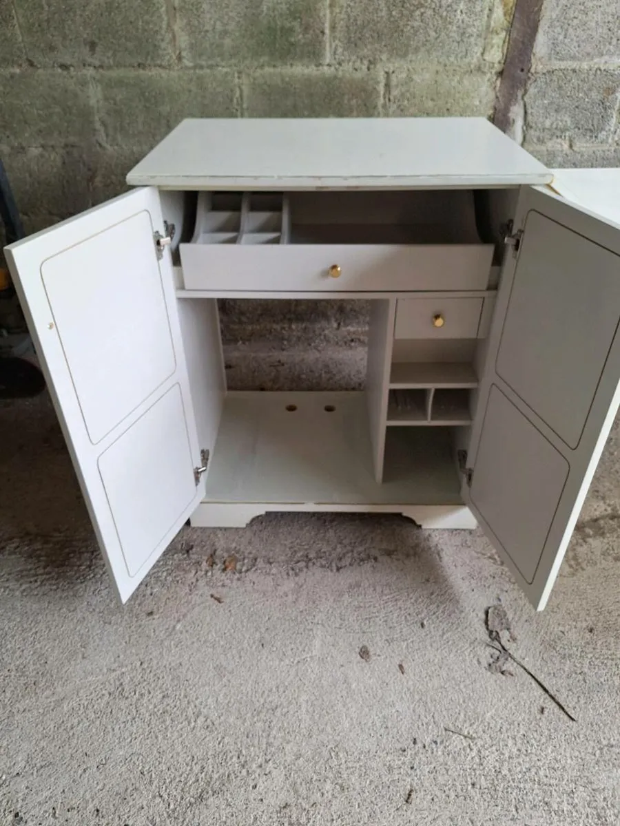ex Merrion Hotel 5 Piece Furniture Set - Image 3