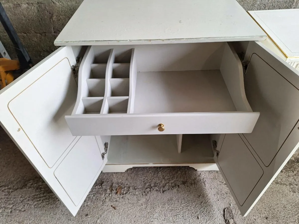ex Merrion Hotel 5 Piece Furniture Set - Image 4