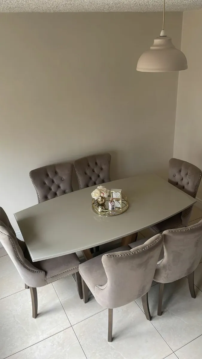 Table &chairs - Image 2