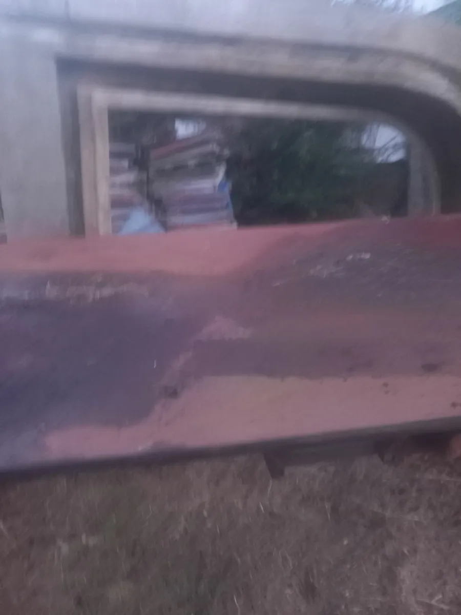 Moulds and vibrating table - Image 1
