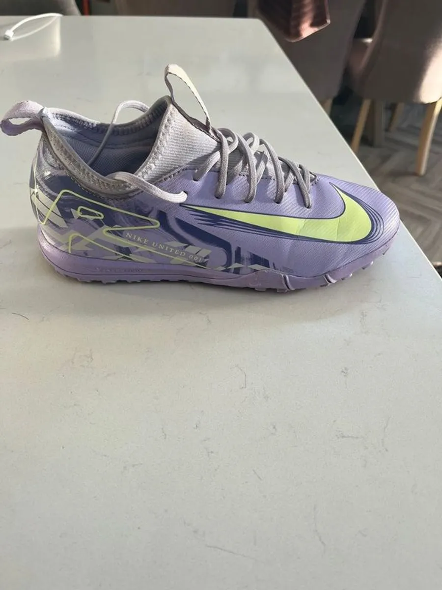 astro Runners size 6.5 - Image 1