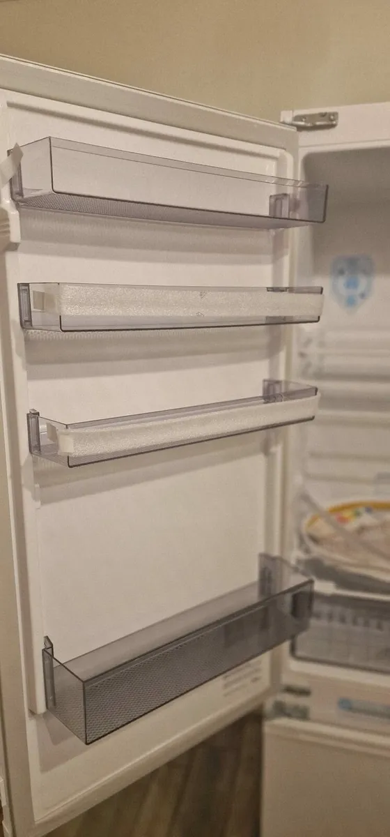 Lamona LAM6302 Integrated 70/30 White Fridge Freez - Image 3