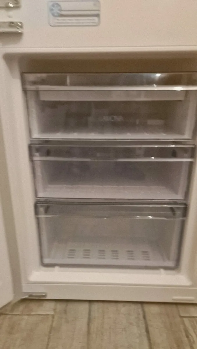 Lamona LAM6302 Integrated 70/30 White Fridge Freez - Image 4