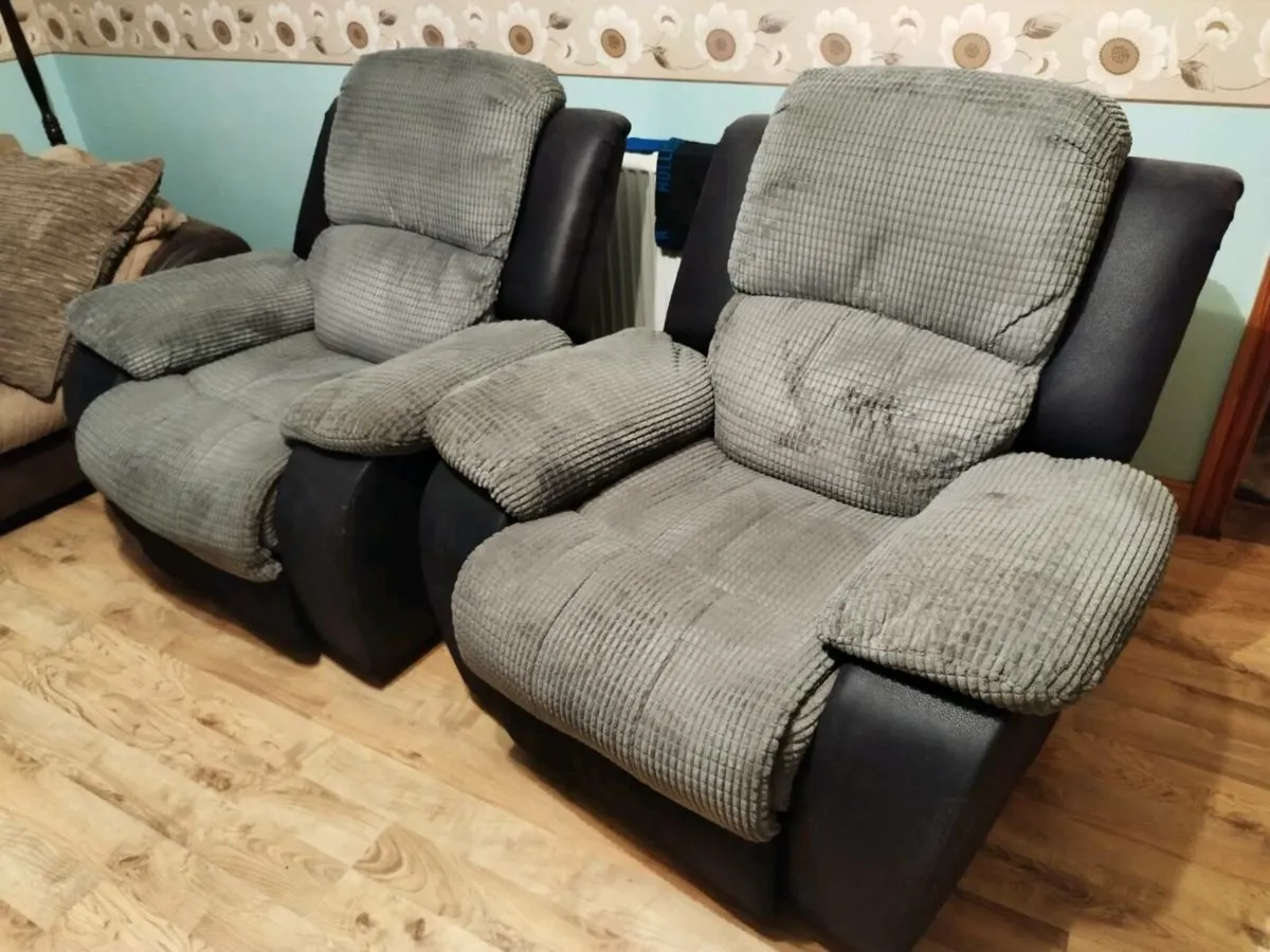 3 SEATER COUCH , 2 RECLINING ARMCHAIRS ( GREY ) - Image 2