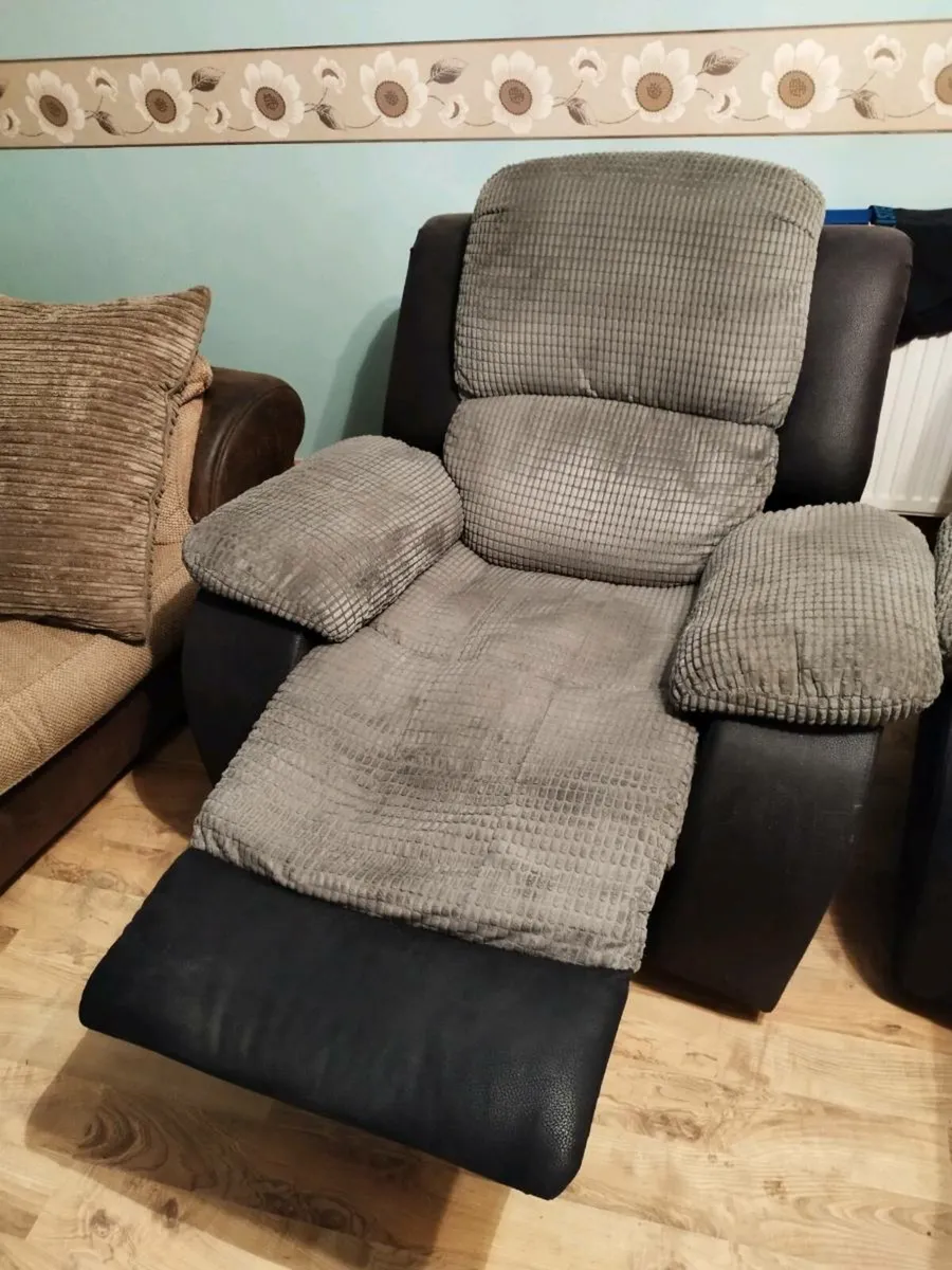 3 SEATER COUCH , 2 RECLINING ARMCHAIRS ( GREY ) - Image 3