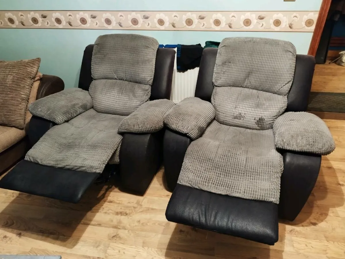 3 SEATER COUCH , 2 RECLINING ARMCHAIRS ( GREY ) - Image 4