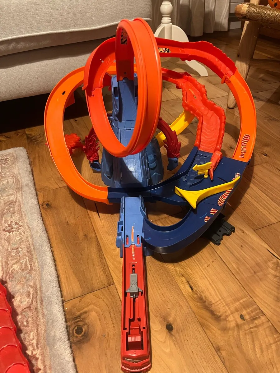 Hot wheels stunt track