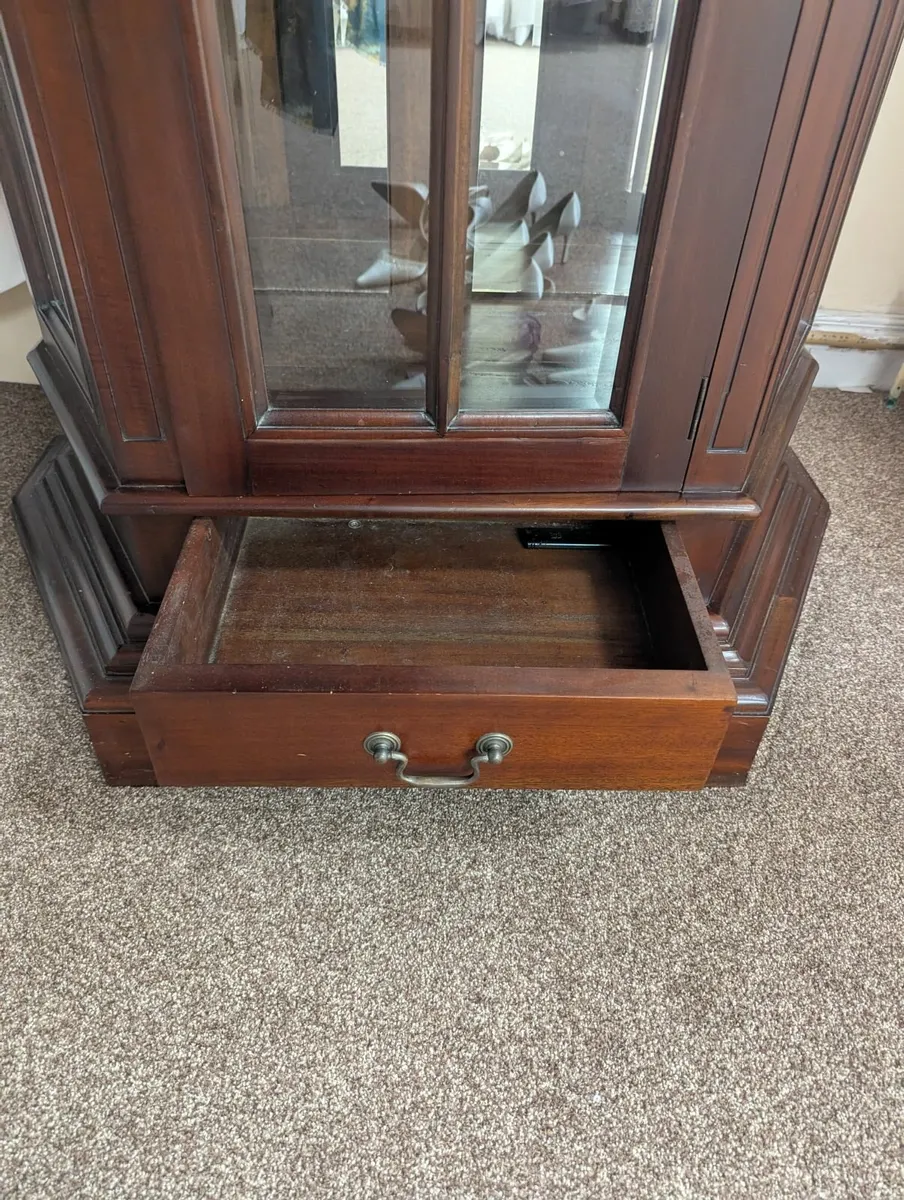 Mahogany display unit in excellent condition - Image 2
