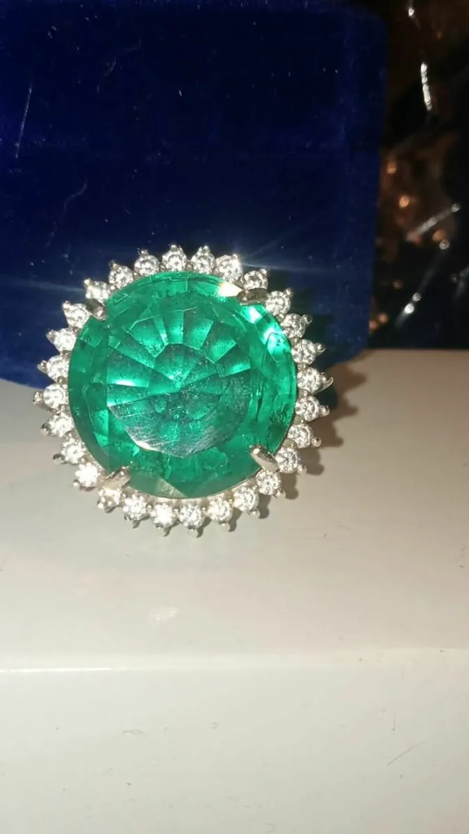 Stunning Huge Columbian Emerald Ring - Image 1