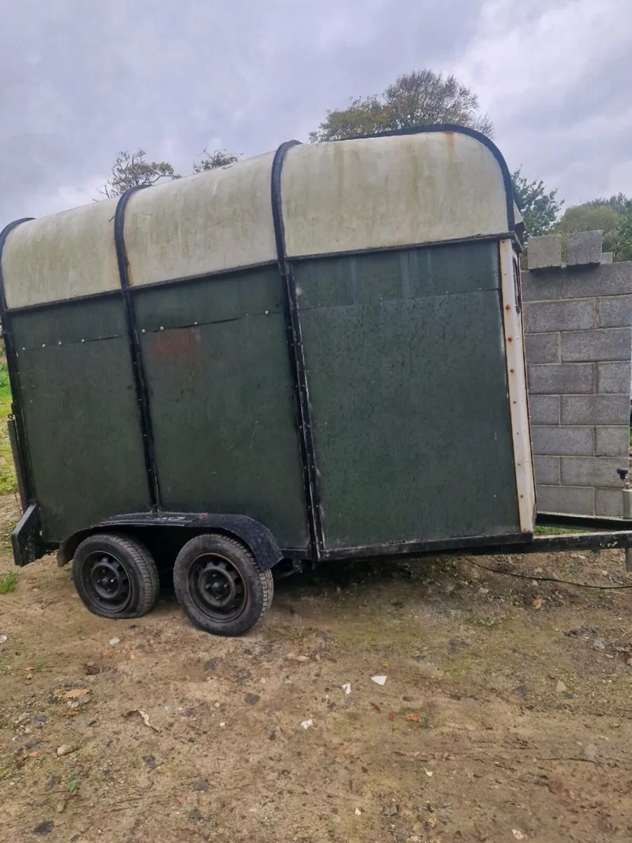 Horse box - Image 1